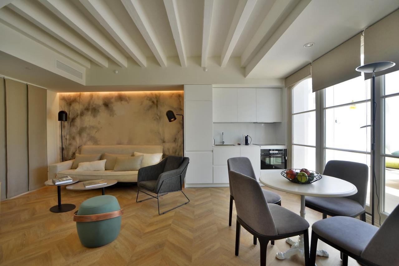 Plaza Mina Suites - Adults Recommended By Luxury Suites Cadix Extérieur photo A living room with a kitchen