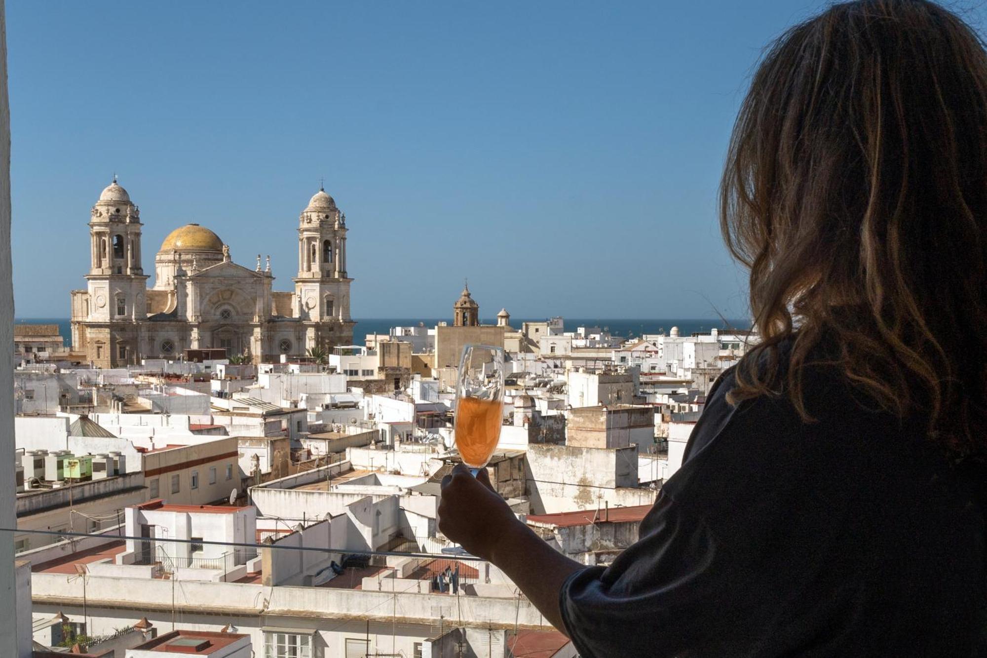Plaza Mina Suites - Adults Recommended By Luxury Suites Cadix Extérieur photo A woman drinking vermouth in Cádiz, Spain